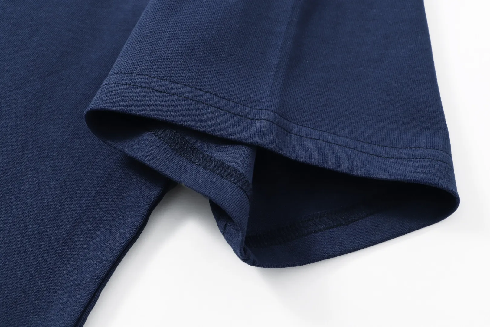 Style No.: A 007# P57 Ami 2026 Spring/Summer New Arrival T-shirt Short Sleeve The workmanship of this chapter is extremely cumbersome and complex. It uses water-soluble polyester and water-soluble thread to start the pattern, dye it, then air-dry, shape it, and then laser process the details. The process takes a long time, which distinguishes it from the junk version of the leaky bottom fabric on the market. We completely restore the correct version of the official website 1:1, with high-weight fabrics, synchronized detail routing, and restored official website letter embroidery, which is the only correct version on the entire network. Color: Apricot Red Black Red White Red Navy Blue Gray Apricot Black Sizes: S-XL
